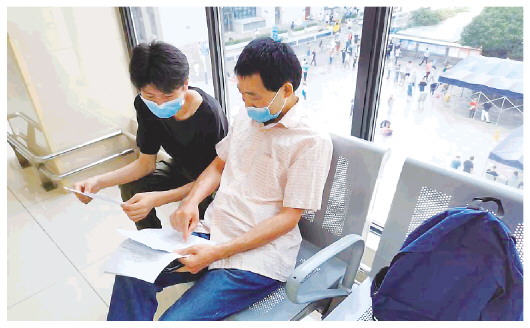 老人獨自就醫(yī)不便？可找“陪診師”相助