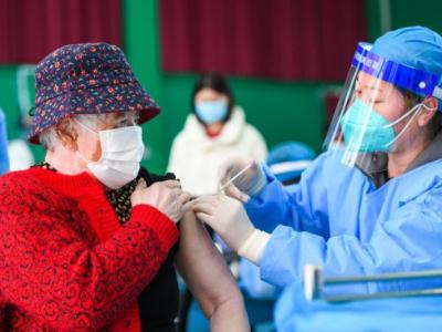 新華全媒+丨新冠病毒持續(xù)變異防疫“躺平”不可取