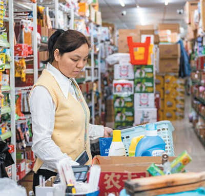門店“觸網”機遇無限(體驗·走近身邊小商戶·新時代·追夢人)-易網健康<a href=http://m.aoa7937.com/jkys/ target=_blank class=infotextkey>養生</a>網 門店“觸網”機遇無限(體驗·走近身邊小商戶·新時代·追夢人)