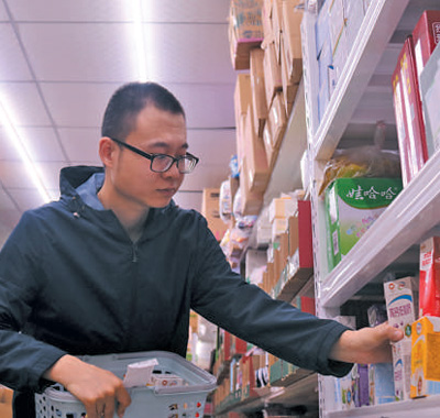 門店“觸網”機遇無限(體驗·走近身邊小商戶·新時代·追夢人)-易網<a href=http://m.aoa7937.com/ target=_blank class=infotextkey>健康養生</a>網 門店“觸網”機遇無限(體驗·走近身邊小商戶·新時代·追夢人)