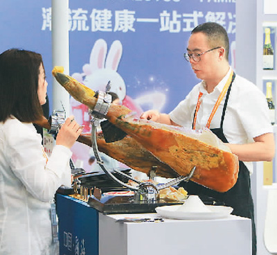 在消博會開啟“全球購物之旅”-易網<a href=http://m.aoa7937.com/ target=_blank class=infotextkey>健康養生</a>網 在消博會開啟“全球購物之旅”