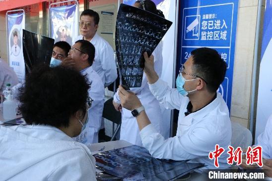 國家巡回醫療隊赴寧夏開展健康義診-易網<a href=http://m.aoa7937.com/ target=_blank class=infotextkey>健康養生</a>網 國家巡回醫療隊赴寧夏開展健康義診