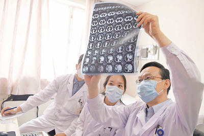 潛心研究風濕診療方案(講述·一輩子一件事)-易網<a href=http://m.aoa7937.com/ target=_blank class=infotextkey>健康養生</a>網 潛心研究風濕診療方案(講述·一輩子一件事)