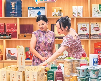 上半年消費市場保持平穩(wěn)增長態(tài)勢-易網(wǎng)健康<a href=http://m.aoa7937.com/jkys/ target=_blank class=infotextkey>養(yǎng)生</a>網(wǎng) 上半年消費市場保持平穩(wěn)增長態(tài)勢