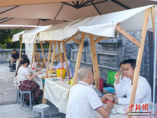 百年官參局飄藥香 中醫(yī)市集成吉林文旅新熱點(diǎn)