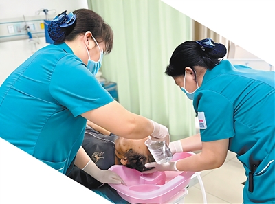 免陪照護，何以讓患者安心家屬省心（人民眼·醫(yī)院免陪照護服務）