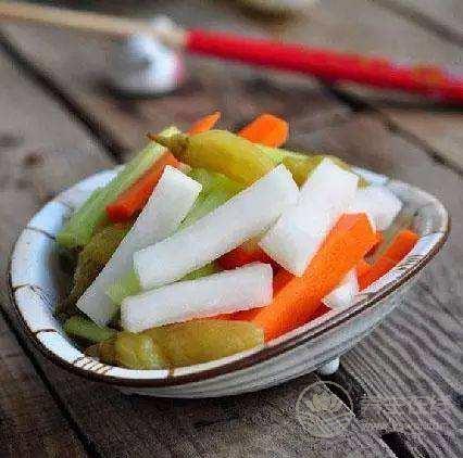 如何腌制酸甜微辣爽口的白蘿卜條？