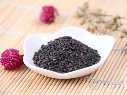 女性不想提前衰老，3種黑色食物可多吃，家家常備