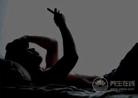 熬夜玩手機(jī)好嗎夜里玩手機(jī)這些你一定要注意