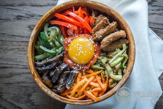 雞蛋生吃更營養？營養師破解疑惑