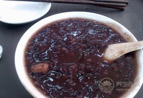 血虛人衰老，常吃這3種食物，撿回漂亮年輕的你