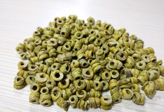被譽為“中華九大仙草”之一的石斛，泡水喝有什么作用