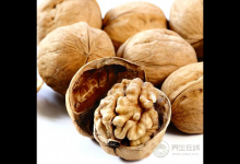 秋季豐收，核桃的營養價值高，但這2種吃法不可取