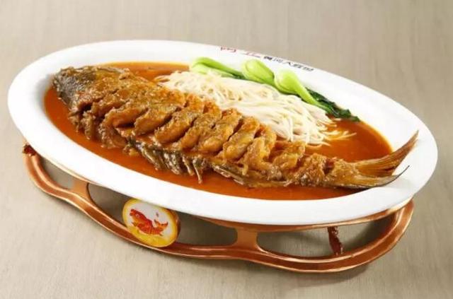 油淋黃河鯉魚的傳統(tǒng)做法應該怎么做