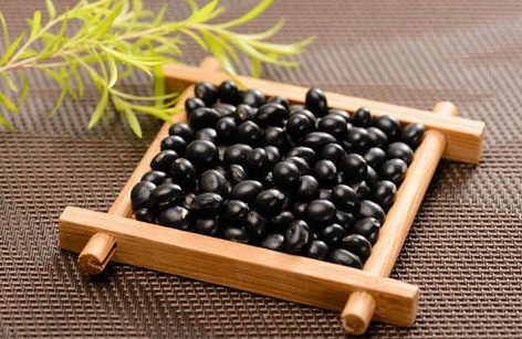 生活中養(yǎng)成吃黑豆的習慣能讓白發(fā)變黑發(fā)嗎