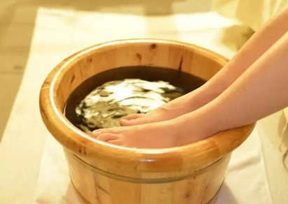 正確的泡腳方法我們應(yīng)該如何泡腳