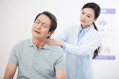 睡前做這四個(gè)簡單的動(dòng)作起到排毒養(yǎng)生的功效