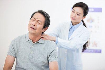 睡前做這四個簡單的動作起到排毒養生的功效