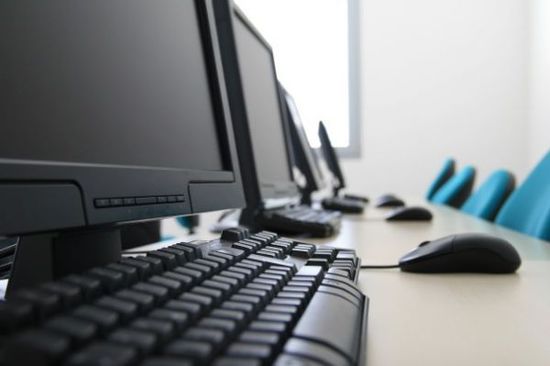 長時間對著電腦有輻射,一定要常喝這些茶!-易網健康<a href=http://m.aoa7937.com/jkys/ target=_blank class=infotextkey>養生</a>網 長時間對著電腦有輻射,一定要常喝這些茶!