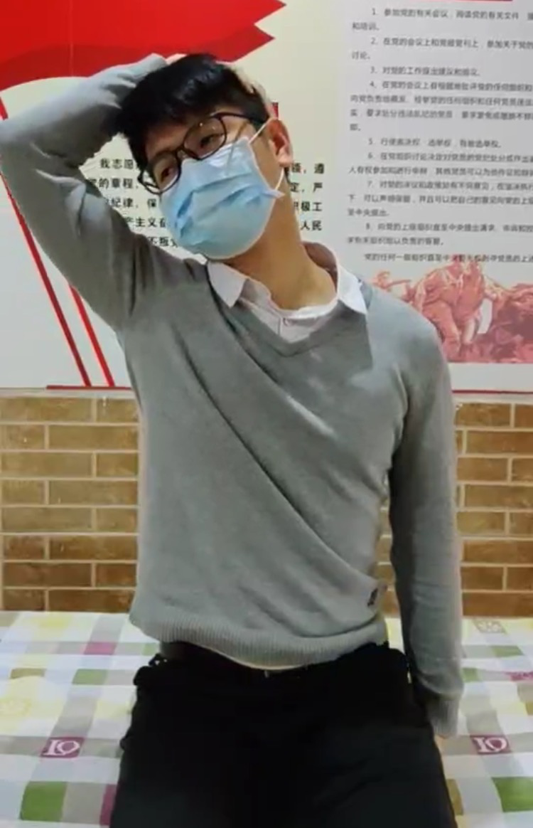 @低頭族、久坐族:起立!快來一起做做操-易網<a href=http://m.aoa7937.com/ target=_blank class=infotextkey>健康養生</a>網 @低頭族、久坐族:起立!快來一起做做操