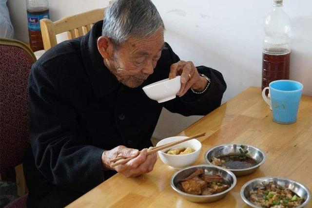 中醫(yī)大師:四十五歲以后,能保證這4件事的人,離長(zhǎng)命不容易遠(yuǎn)-易網(wǎng)<a href=http://m.aoa7937.com/ target=_blank class=infotextkey>健康養(yǎng)生</a>網(wǎng) 中醫(yī)大師:四十五歲以后,能保證這4件事的人,離長(zhǎng)命不容易遠(yuǎn)