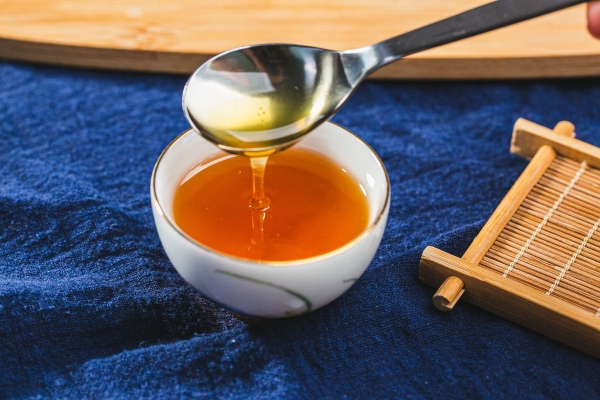 體內濕氣重可以喝蜂蜜水嗎 喝蜂蜜水會產生濕氣嗎-易網健康<a href=http://m.aoa7937.com/jkys/ target=_blank class=infotextkey>養生</a>網 體內濕氣重可以喝蜂蜜水嗎 喝蜂蜜水會產生濕氣嗎