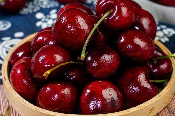 車厘子與蜂蜜搭配有什么健康益處-易網(wǎng)健康<a href=http://m.aoa7937.com/jkys/ target=_blank class=infotextkey>養(yǎng)生</a>網(wǎng) 車厘子與蜂蜜搭配有什么健康益處