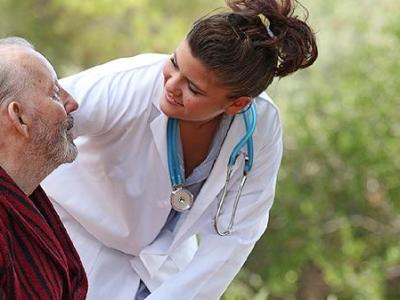 作息規律也中風？70歲老夫妻同時腦梗，背后3個睡眠陷阱被揭開