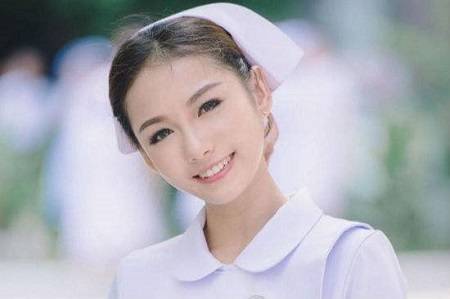 放蕩護士口述自己第一次滾床單感覺又濕又爽，閨蜜一直拿這件事笑話她