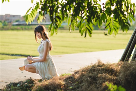 同學(xué)聚會(huì)朋友的未婚妻蹭我大腿 晚上喝醉酒來(lái)敲門尋歡作樂(lè)