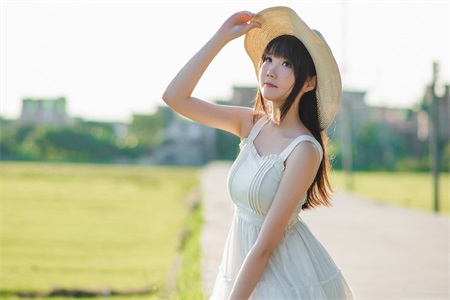 同學(xué)聚會(huì)朋友的未婚妻蹭我大腿 晚上喝醉酒來(lái)敲門尋歡作樂(lè)