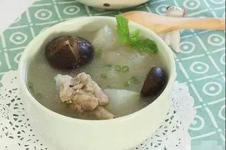 腎虛的表現(xiàn)分為兩種，不同類型的腎虛吃什么食物能補？