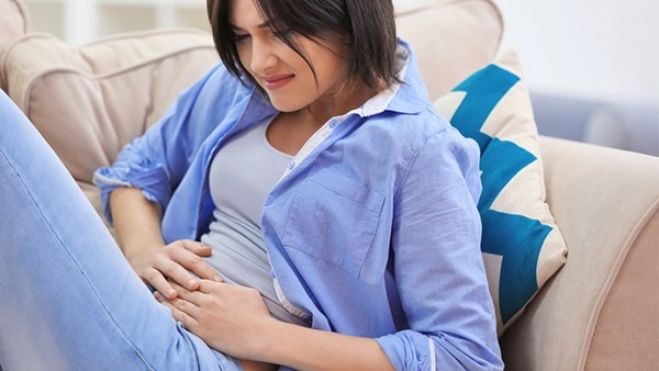 女性肚子右邊疼是怎么回事 右腹疼痛可能是3種情況引發(fā)的