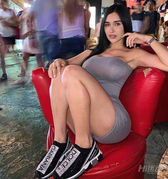 標準的歐美性感美女身材，這樣的豐腴美人別有一番風情