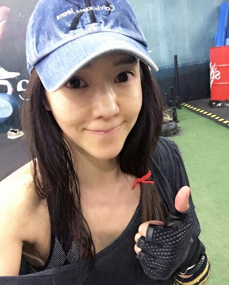 周韋彤健身 穿露肩緊身衣顯翹臀長(zhǎng)腿