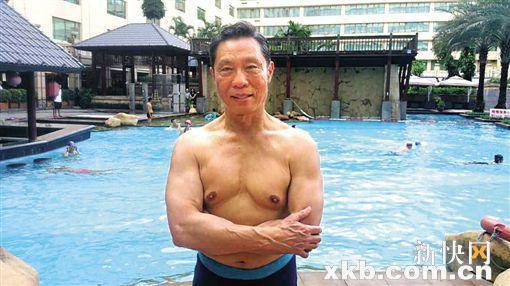 堅持健身 80歲的鐘南山可做10個引體向上