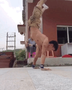 看搬磚小哥如何在工地健身 大寫的牛！