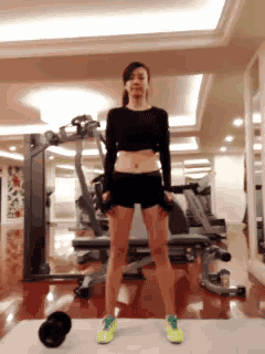 健身美女周韋彤帶你練習(xí)瘦腿運(yùn)動(dòng)