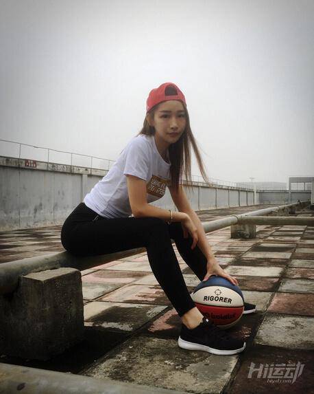 單手抓球 美女秀健身照美哭宅男