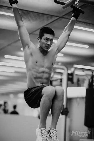 現(xiàn)代戰(zhàn)爭(zhēng)片不是愛情片，想演軍人，所有演員先健身訓(xùn)練半年