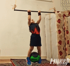 年僅4歲的“小姑涼”一身肌肉，競對父親下如此狠手！