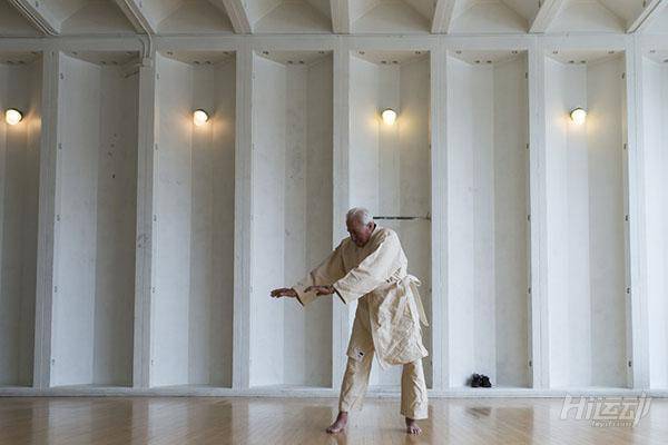 美國98歲服裝巨頭創始人，為什么他能健康事業雙豐收？