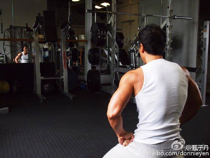 甄子丹秀健身肌肉 挑戰(zhàn)國(guó)外健身達(dá)人