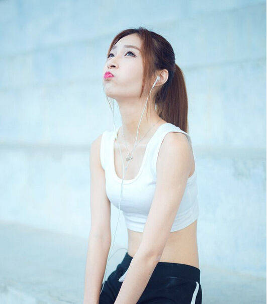 學(xué)生妹跑步寫真 清純裝扮活力滿滿