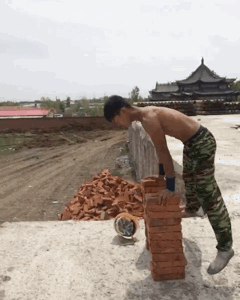 看搬磚小哥如何在工地健身 大寫的牛！