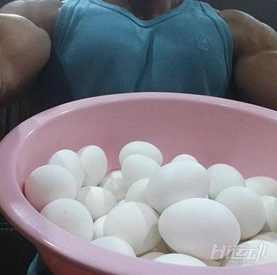 50多歲老頭迷戀“七龍珠”，瘋狂健身練成真實版龜仙人