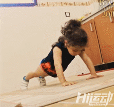 年僅4歲的“小姑涼”一身肌肉，競對父親下如此狠手！