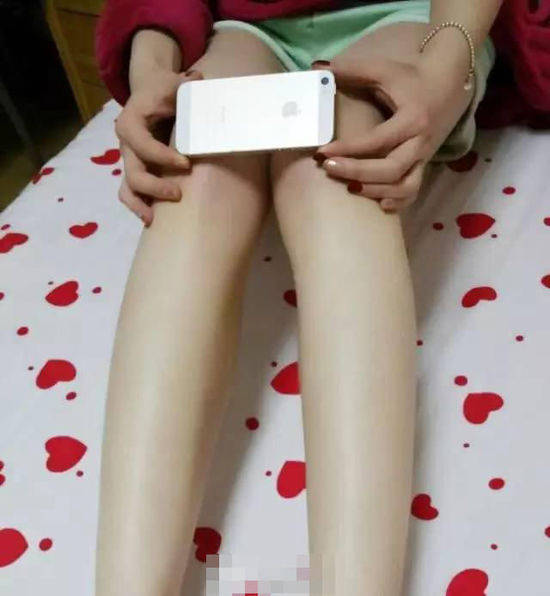 美女真會(huì)玩 曬i6腿的話題又火了