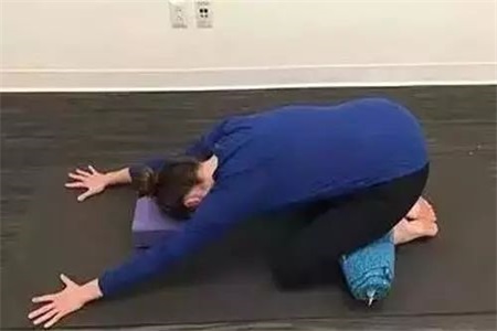 女性練習瑜伽注意協調性，三組瑜伽動作加強力量訓練