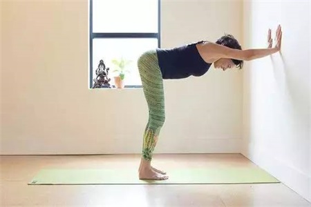女性練習下犬式姿勢不規范，不如試試這樣的改進動作